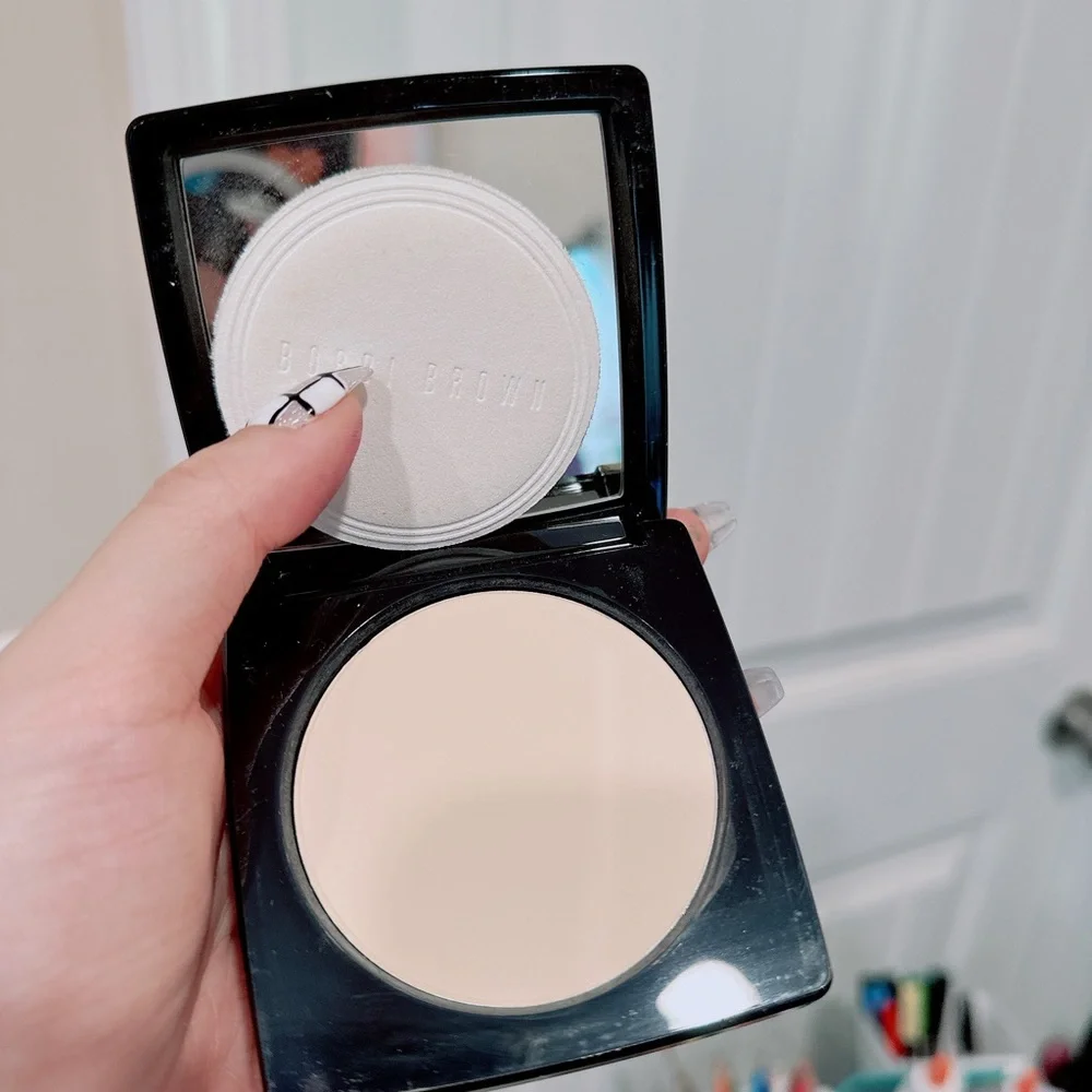 bobbi brown sheer finish pressed powder pale yellow/NWB